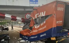 Xe tải biến dạng sau khi đâm vào thanh giới hạn chiều cao