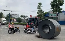Cuộn thép hàng chục tấn rơi xuống đường