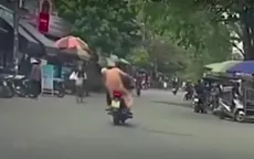 Áo chống nắng cuốn vào bánh xe, cô gái bị kéo ngã xuống đường
