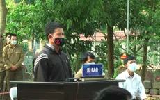 Lĩnh 13 tháng tù vì dùng đá đập công an viên