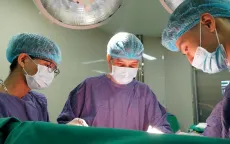 Hoại tử tầng sinh môn, sốc nhiễm khuẩn do đắp thuốc nam điều trị nhọt