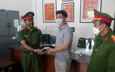 Đại úy công an trả lại 300 triệu đồng cho người để quên ở thùng xe tải bên đường