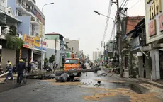 Trụ điện đổ chắn ngang đường, nhiều người thoát chết