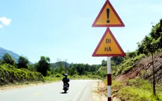 Biển báo xuống cấp trên đường cao tốc