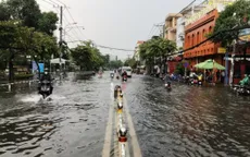 Mưa như trút, nhiều tuyến đường TP Hồ Chí Minh và Bình Dương ngập nặng