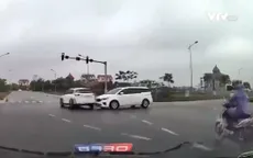 Không nhường đường, hai ô tô đi chậm vẫn "húc" nhau