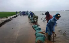 Bộ đội đắp đê ngăn lũ cứu lúa, đảm bảo giao thông vùng lũ