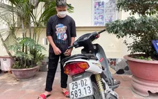 Triệu tập và xử lý trường hợp thiếu niên ''bốc đầu'' xe máy trong mưa