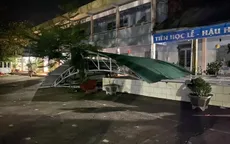 Lốc xoáy làm tốc mái trường học và nhà dân, 3 học sinh bị thương