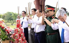 Chủ tịch nước dâng hương tưởng niệm các Anh hùng liệt sĩ tại Thành cổ Quảng Trị