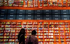 Cửa hàng trưng bày và chế biến tại chỗ hàng trăm loại mì ăn liền cuốn hút giới trẻ Thái Lan