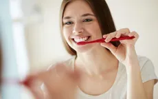 Tại sao không nên đánh răng sau khi ăn sáng?