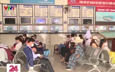 Người dân ùn ùn đổ ra bến xe, nhà ga về quê nghỉ lễ