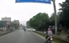 Trượt ngã vì phóng nhanh, thanh niên suýt chui vào gầm xe tải