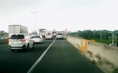 Ô tô chạy vào làn dừng khẩn cấp, cản trở xe cấp cứu