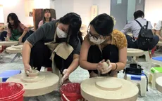 Giới trẻ Hà Thành rủ nhau nặn gốm tại Bát Tràng