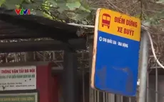 Mất an toàn tại điểm chờ đón xe bus tại Hà Nội