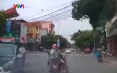 Gặp tai nạn do thiếu quan sát khi đi qua ngã tư