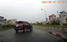 Ô tô gây tai nạn vì bật xi nhan một đằng, rẽ một nẻo