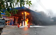 Tài xế ô tô đạp nhầm chân ga đâm vào cây xăng gây cháy lớn