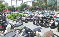 TP Hồ Chí Minh: Bêu tên vỉa hè bị lấn chiếm làm bãi giữ xe