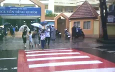 Sơn vạch phản quang màu đỏ ở đường trước trường học