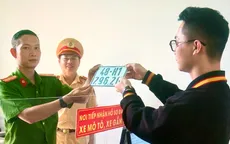 Người dân phấn khởi đi đăng ký, cấp biển số xe tại công an xã, phường