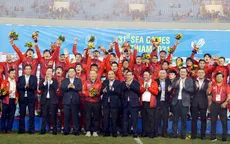 Chủ tịch Quốc hội biểu dương 2 ĐT bóng đá Việt Nam tại phiên khai mạc kỳ họp Quốc hội