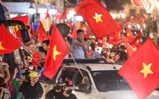 Người hâm mộ "nhuộm đỏ" mọi ngả đường mừng chiến thắng của U23 Việt Nam
