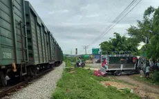 Xe chở gas bị tàu tông văng xuống vệ đường