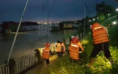Cứu hộ thành công 3 người dân và 2 nhà bè bị nước cuốn trên sông Lô