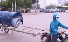 Nguy hiểm tình trạng xe ba gác chở hàng trên đường phố Hà Nội