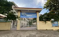 Phó hiệu trưởng bị tố sàm sỡ nữ sinh: Chỉ vô tình va trúng?