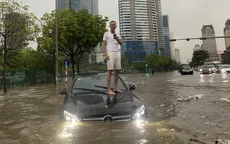 Mưa lớn, nhiều tuyến phố Hà Nội chìm trong biển nước