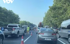 Xe 7 chỗ đâm xe tải trên cao tốc Pháp Vân - Cầu Giẽ, lái xe bị thương nặng