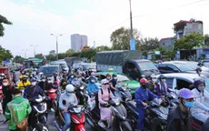 Người dân ùn ùn quay trở lại Hà Nội dù chưa kết thúc kỳ nghỉ lễ 30/4-1/5