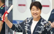 Hậu chiến thắng tại Cannes, Song Kang-ho được chào đón như người hùng