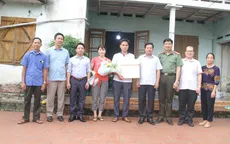 Khen thưởng người hùng cứu hộ xe máy mất phanh