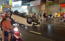 Ô tô lật ngửa trong đêm, nữ tài xế thoát nạn trong gang tấc