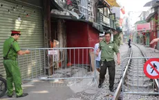 Xử lý nghiêm việc tái bán hàng và chụp ảnh trên "phố đường tàu" Hà Nội