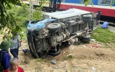 Tàu hỏa đâm xe tải băng qua đường sắt, hai người thương vong