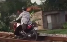Xe máy "giỡn mặt" tử thần khi đi trên đường tàu