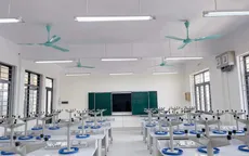 Hà Nội: Quạt trần rơi trong lớp, 1 học sinh nhập viện