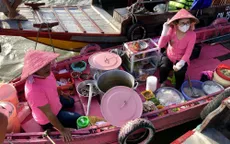 Độc đáo chiếc ghe 'full' hồng trên chợ nổi Cái Răng