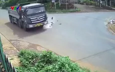 Xe máy lao thẳng vào ô tô tại ngã tư