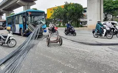 Xe tự chế chở sắt dài cả chục mét đâm xuyên đầu xe bus ở Hà Nội