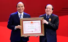 Chủ tịch nước Nguyễn Xuân Phúc trao Huân chương Độc lập hạng Nhì cho nhà thơ Hữu Thỉnh