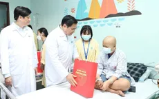 Thủ tướng thăm, tặng quà các bệnh nhi nhân ngày 1/6