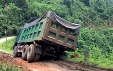 Tài xế bất lực nhìn xe tải lật nghiêng rồi rơi xuống vực