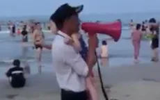 Cảm động cảnh người bảo vệ bãi biển bế bé gái 4 tuổi bị lạc đi tìm bố mẹ